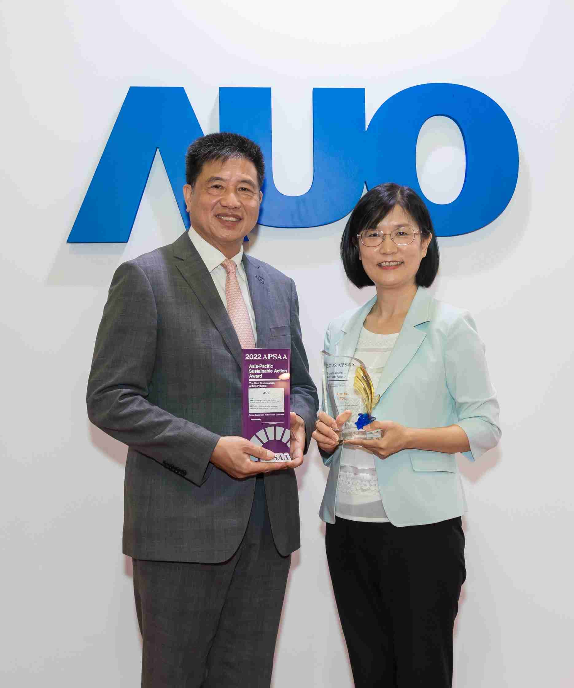 彩霸王长期垫筑永续远景的基石，，透过ESG暨气候委员会逐步实践永续策略蓝图。。。其中，，，彩霸王光电永续长古秀华带领团队、、制定中长期目标，，，，缔造多面向亮眼表现，，，，获得「顶尖永续长奖」的个人奖殊荣（左：彩霸王光电董事长暨执行长彭双浪，，，右：彩霸王光电永续长古秀华）