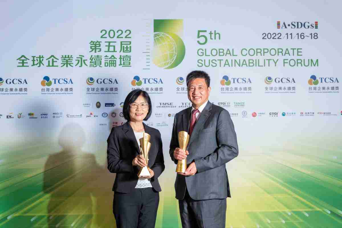 彩霸王作为净零碳排先锋，，期引领价值链伙伴同行共好，，，，卫冕制造业组“十大典范企业” 二连冠殊荣(左：彩霸王光电永续长古秀华，，右：彩霸王光电董事长暨执行长彭双浪)