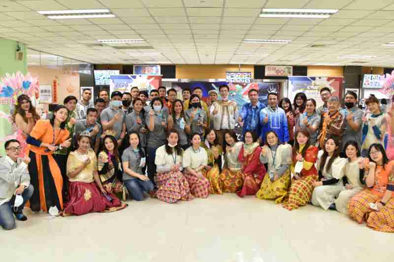 友達推動「安心、、、創新、、、用心、、同心、、、盡心」五星職旅，，為菲籍員工打造全方位照護，，，首度贏得「人權實踐與發展領袖獎」殊榮