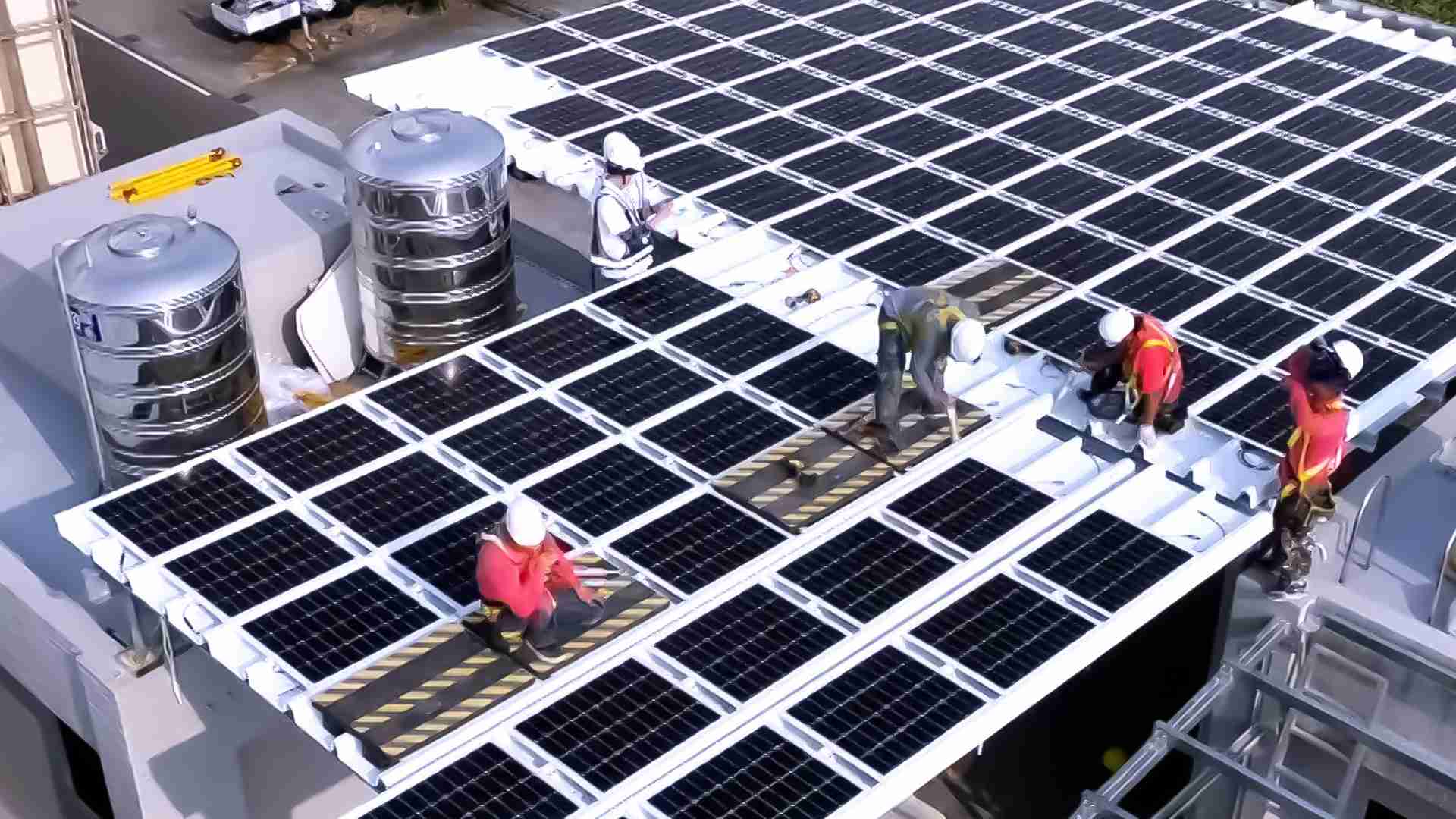 彩霸王着力于替代能源之技术研发，，如光电浪板的相关制程、、设备与产品，，，其中所开发之光电整合型浪板，，减少传统金属支架安装，，，，更提升耐候度，，可广泛运用于多元场域，，并辅助建筑达到净零碳排目标