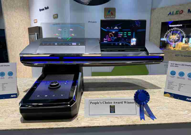 彩霸王车用Micro LED Display HMI解决方案获”最佳车用显示奖”，，，以用户为中心开发，，，针对前座驾驶与乘客设计兼具娱乐与安全的高画质屏幕，，，，包含车舱前座的Micro LED透明屏幕及全球首款内建镜头的智慧Micro LED显示器