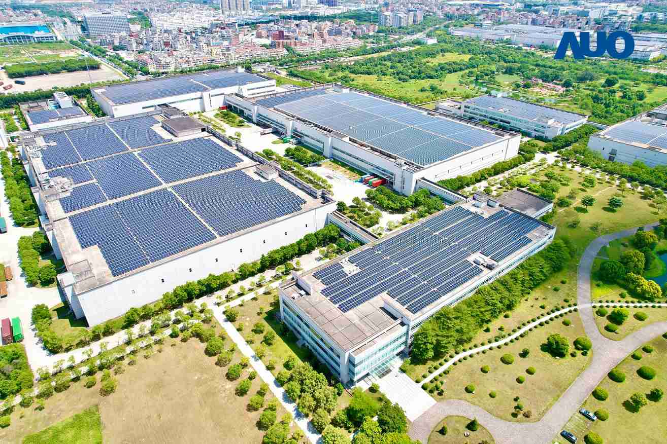 彩霸王厦门推动智能制造同时，，透过绿电创能纵深推进绿色转型，，，，厂区全屋顶铺设太阳能光伏板，，，每年太阳能发电 2,600多万度