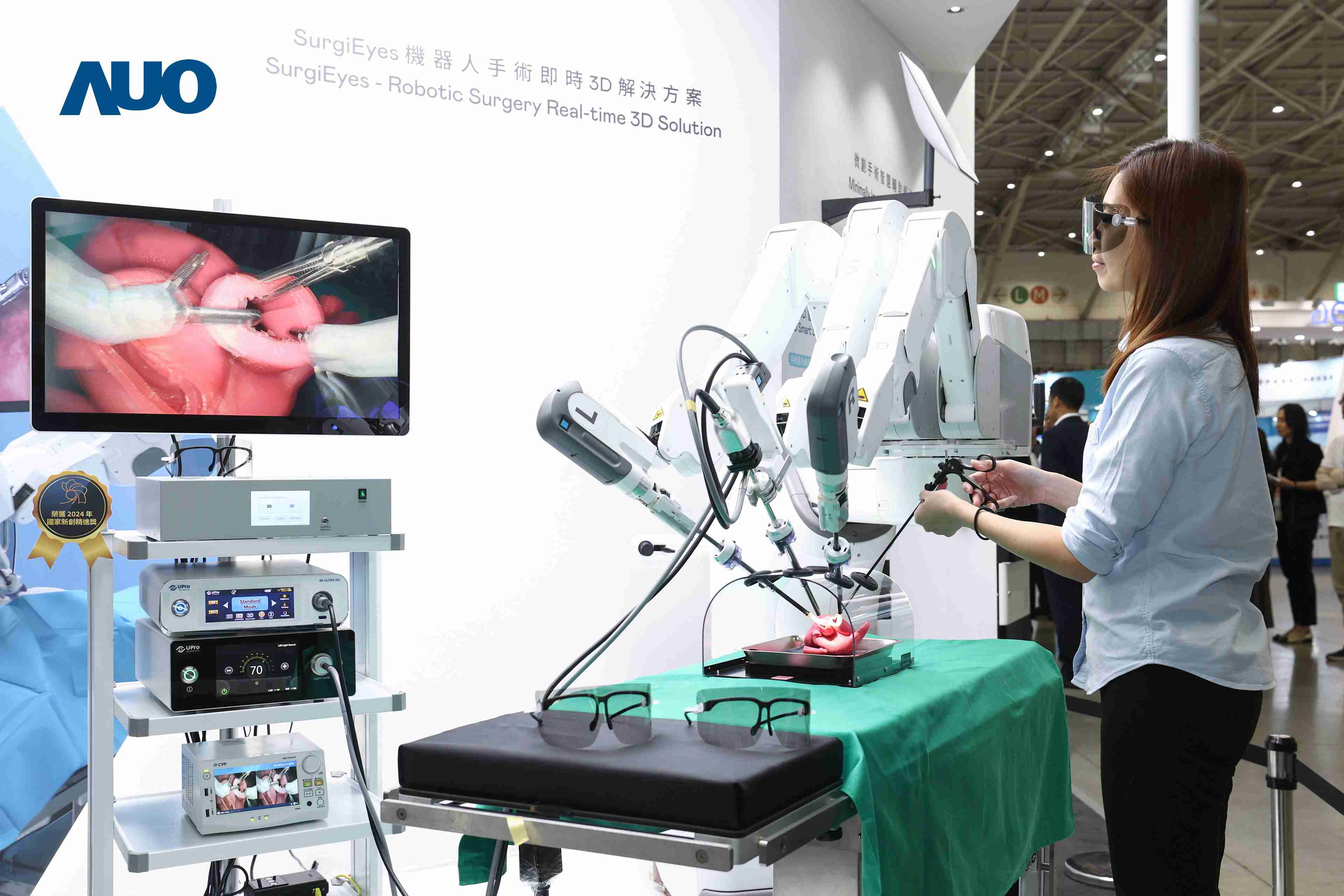 达擎以领先的3D显示技术推出〝SurgiEyes机器人手术实时3D解决方案〞，，，整合先进3D图像处理与独家3D垂直宽视角、、、、广色域的显示技术，，，，手术团队可实时同步主刀医师视角看到清晰3D影像，，，提升沟通效率与安全性。。